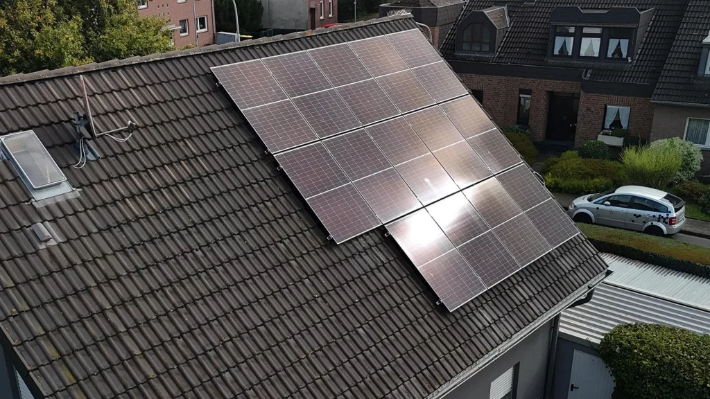 Photovoltaik-Montage auf Hausdach